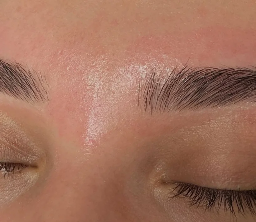 Brow Lifting: laminierte, gepflegte Augenbrauen