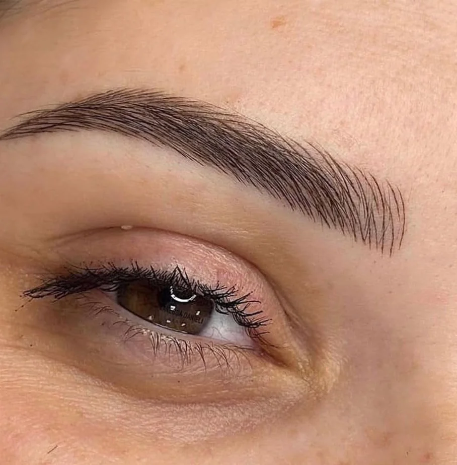 Microblading: natürlich gezeichnete Augenbrauen mit feinen Härchen