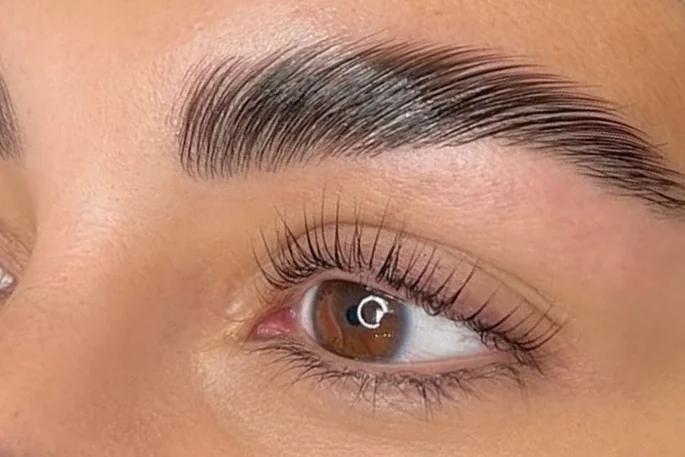 Brow- und Wimpernlifting: geschwungene Wimpern und gebürstete Augenbrauen