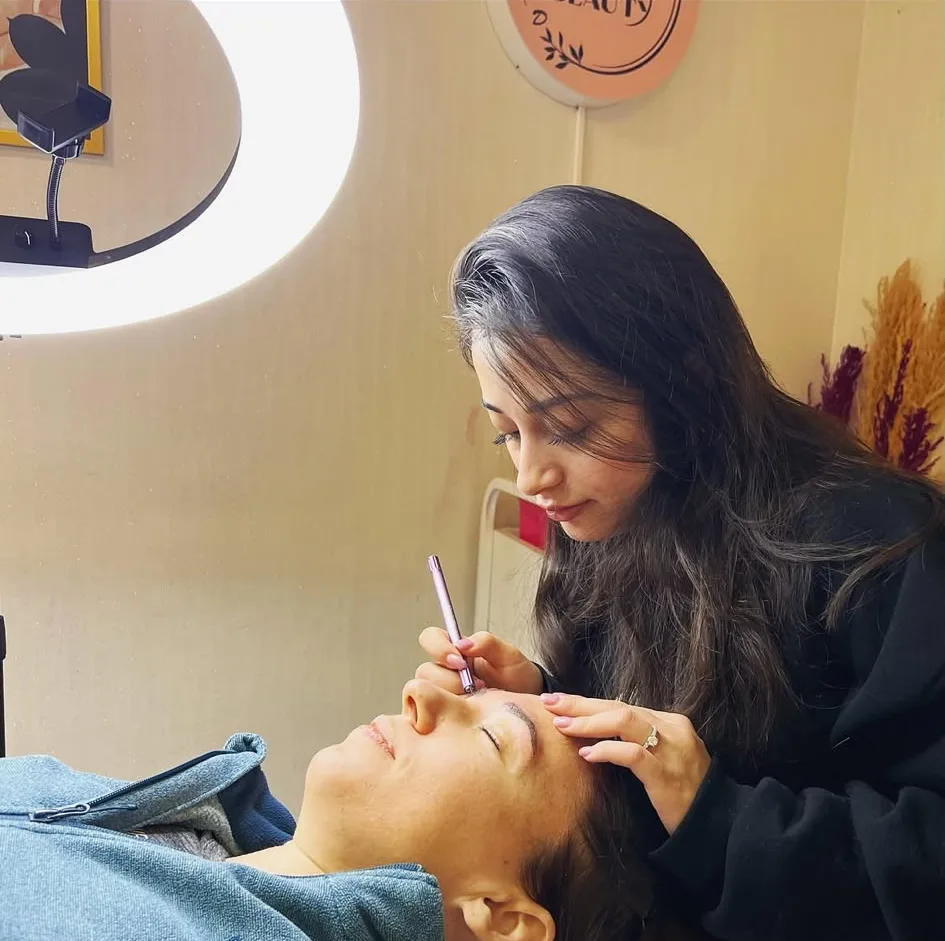 Narmin bei einer Microblading-Behandlung